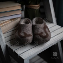 Felt slippers with patterns 