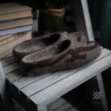 Felt slippers with patterns