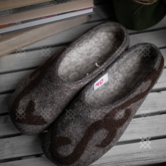 Felt slippers with patterns 
