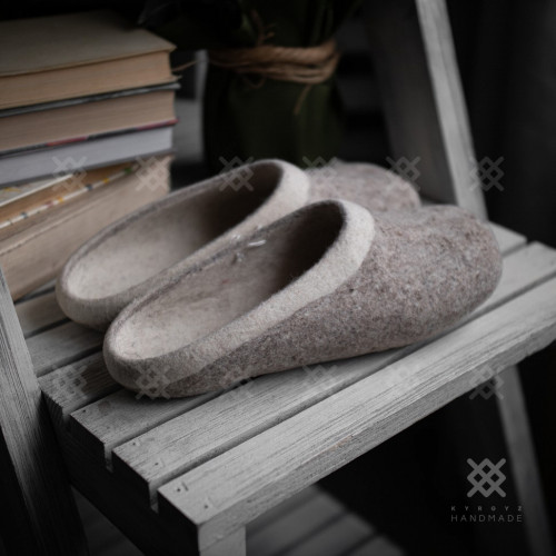 Natural felt slippers 