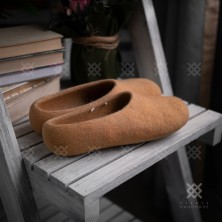 Dyed felt slippers