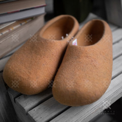 Dyed felt slippers
