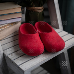 Dyed felt slippers