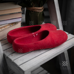 Dyed felt slippers