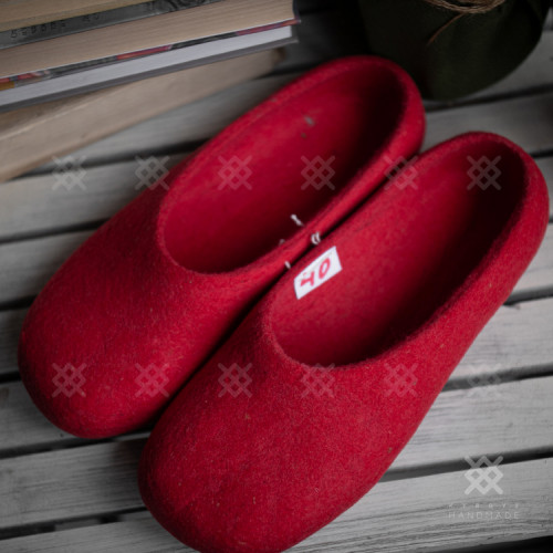 Крашенные войлочные тапочки