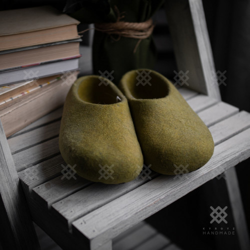 Крашенные войлочные тапочки