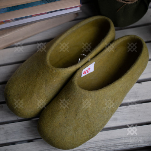 Крашенные войлочные тапочки